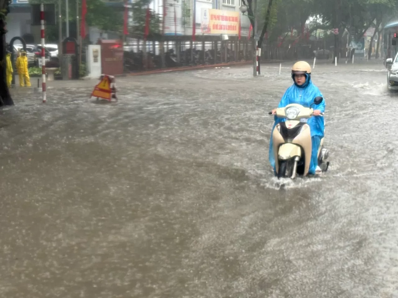 Hà Nội: Nhiều tuyến phố ngập như sông, người dân vất vả khi di chuyển