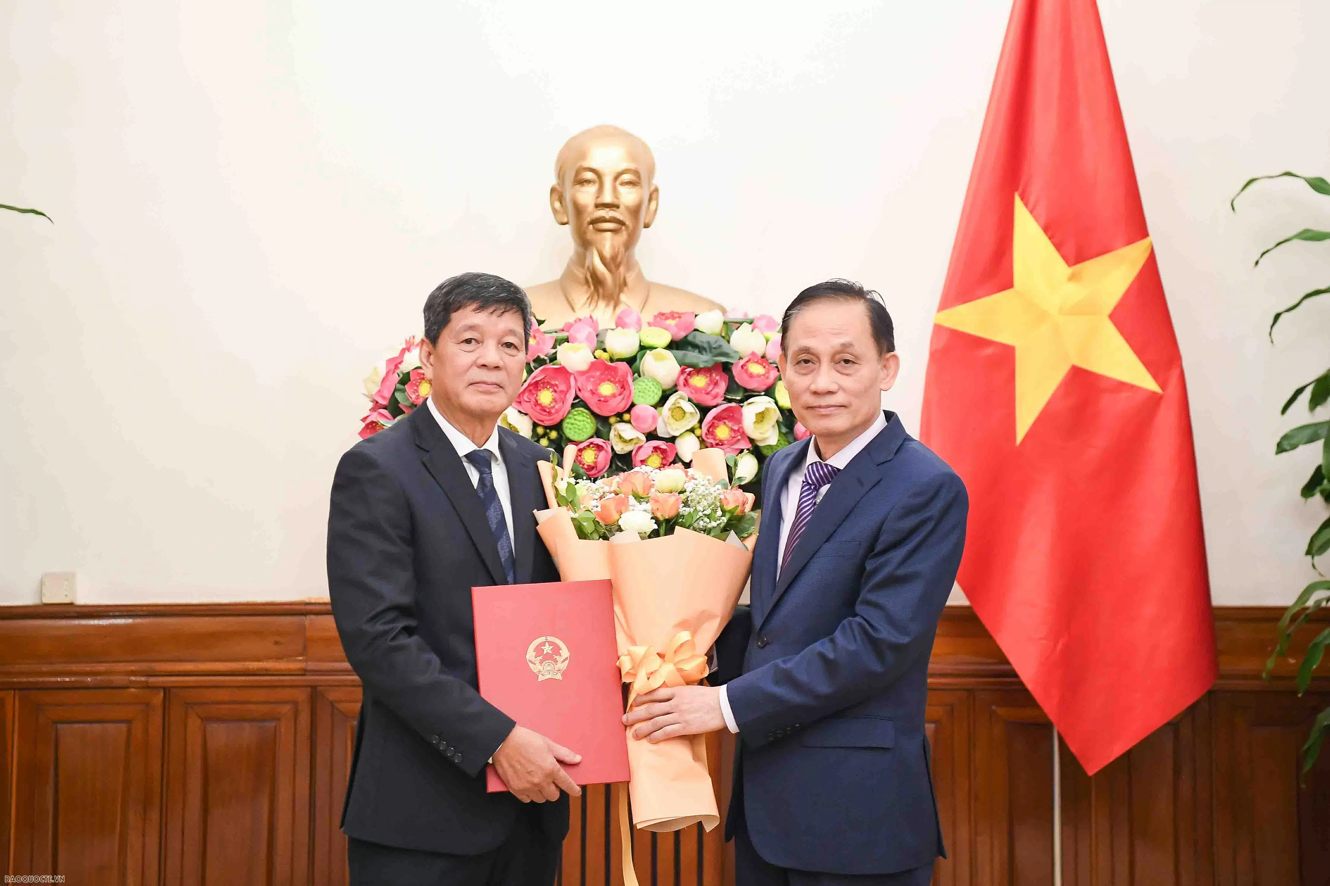 Lãnh đạo Bộ Ngoại giao trao quyết định bổ nhiệm người đứng đầu cơ quan đại diện Việt Nam ở nước ngoài Lãnh đạo Bộ Ngoại giao trao quyết định bổ nhiệm người đứng đầu cơ quan đại diện Việt Nam ở nước ngoài