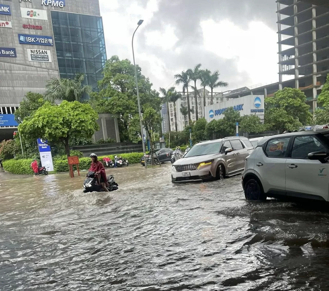 Phòng cảnh sát giao thông Hà Nội bác bỏ tin đồn cấm đường do mưa ngập Phòng cảnh sát giao thông Hà Nội bác bỏ tin đồn cấm đường do mưa ngập