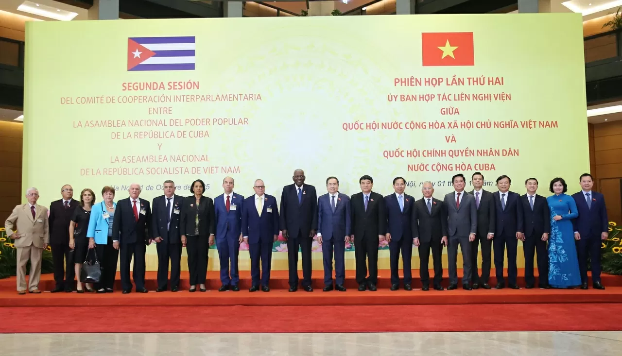 Chủ tịch Quốc hội Trần Thanh Mẫn và Chủ tịch Quốc hội Cuba Esteban Lazo Hernández cùng đâị biểu hai bên chụp ảnh lưu niệm. (Ảnh: Thành Long)