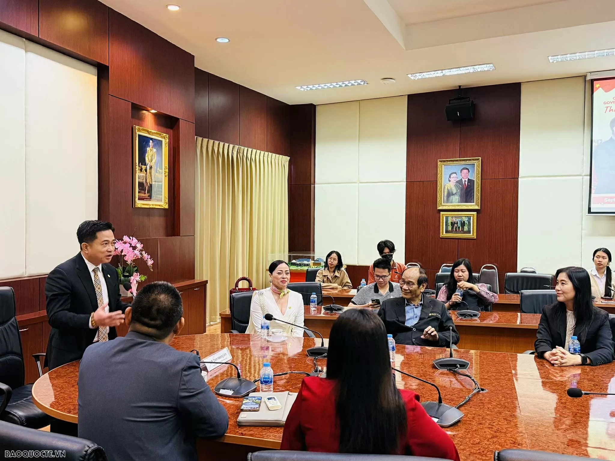 El cónsul general de Vietnam en Tailandia, Dinh Hoang Linh, habla de los grandes avances de Vietnam en la Universidad de Khon Kaen. El cónsul general de Vietnam en Tailandia, Dinh Hoang Linh, habla de los grandes avances de Vietnam en la Universidad de Khon Kaen.
