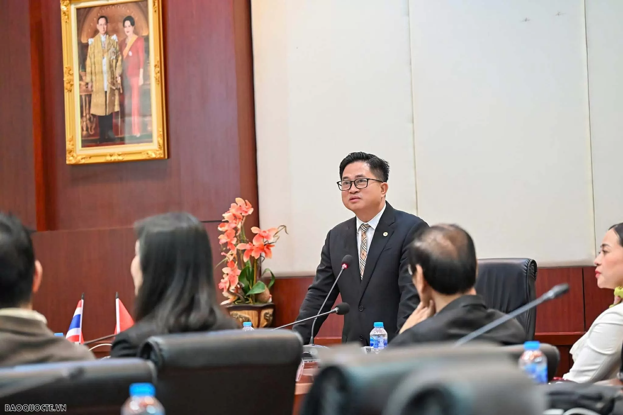 El cónsul general de Vietnam en la ciudad tailandesa de Khon Kaen, Dinh Hoang Linh, habla en la cita. El cónsul general de Vietnam en la ciudad tailandesa de Khon Kaen, Dinh Hoang Linh, habla en la cita.
