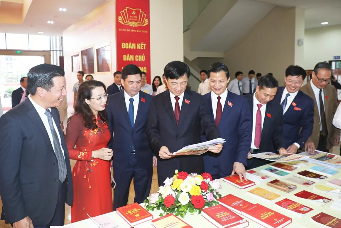 Chủ nhiệm Ủy ban Kiểm tra Trung ương Nguyễn Duy Ngọc (thứ tư từ trái qua) cùng lãnh đạo tỉnh Bắc Ninh thăm quan khu vực trưng bày thành tựu kinh tế - xã hội của tỉnh nhiệm kỳ 2020-2025. (Nguồn: Đảng Cộng sản) Chủ nhiệm Ủy ban Kiểm tra Trung ương Nguyễn Duy Ngọc (thứ tư từ trái qua) cùng lãnh đạo tỉnh Bắc Ninh thăm quan khu vực trưng bày thành tựu kinh tế - xã hội của tỉnh nhiệm kỳ 2020-2025. (Nguồn: Đảng Cộng sản)