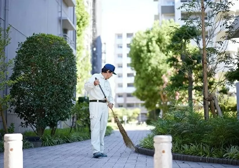 Lý do người đàn ông làm lao công bán thời gian dù thu nhập cao do cho thuê bất động sản và đầu tư Lý do người đàn ông làm lao công bán thời gian dù thu nhập cao do cho thuê bất động sản và đầu tư