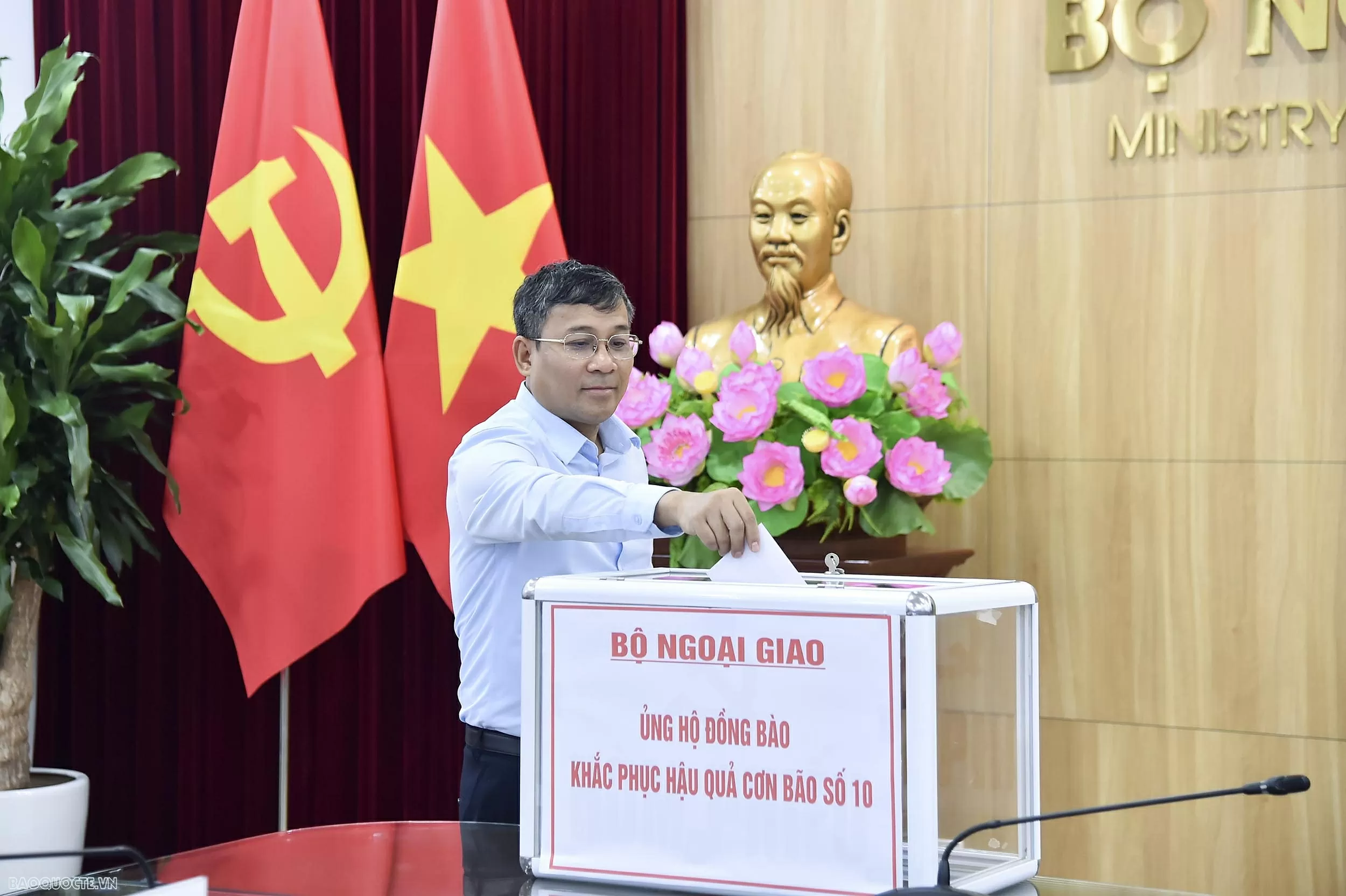 Bộ Ngoại giao phát động quyên góp ủng hộ đồng bào vùng bão số 10