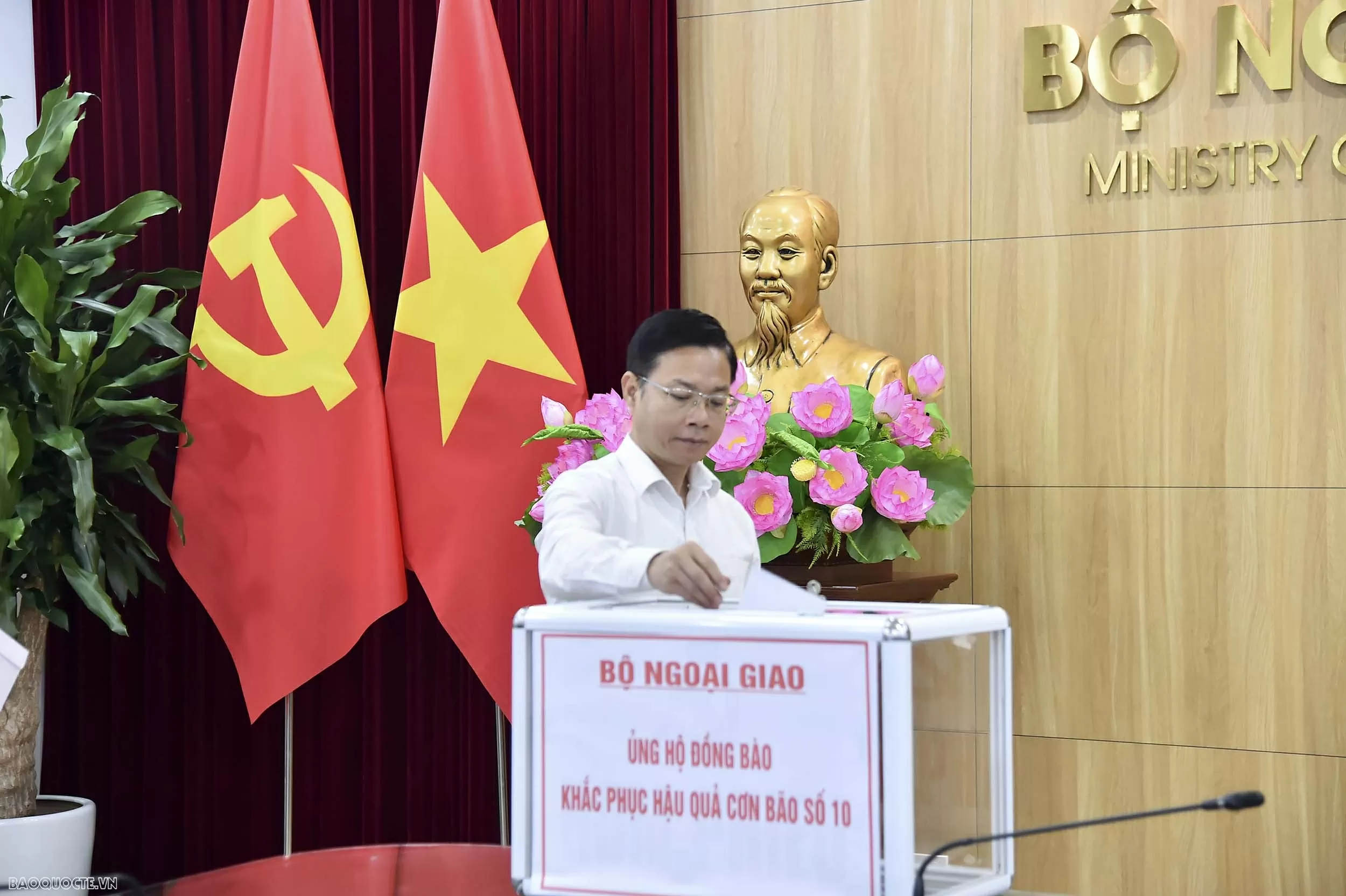 Bộ Ngoại giao phát động quyên góp ủng hộ đồng bào vùng bão số 10
