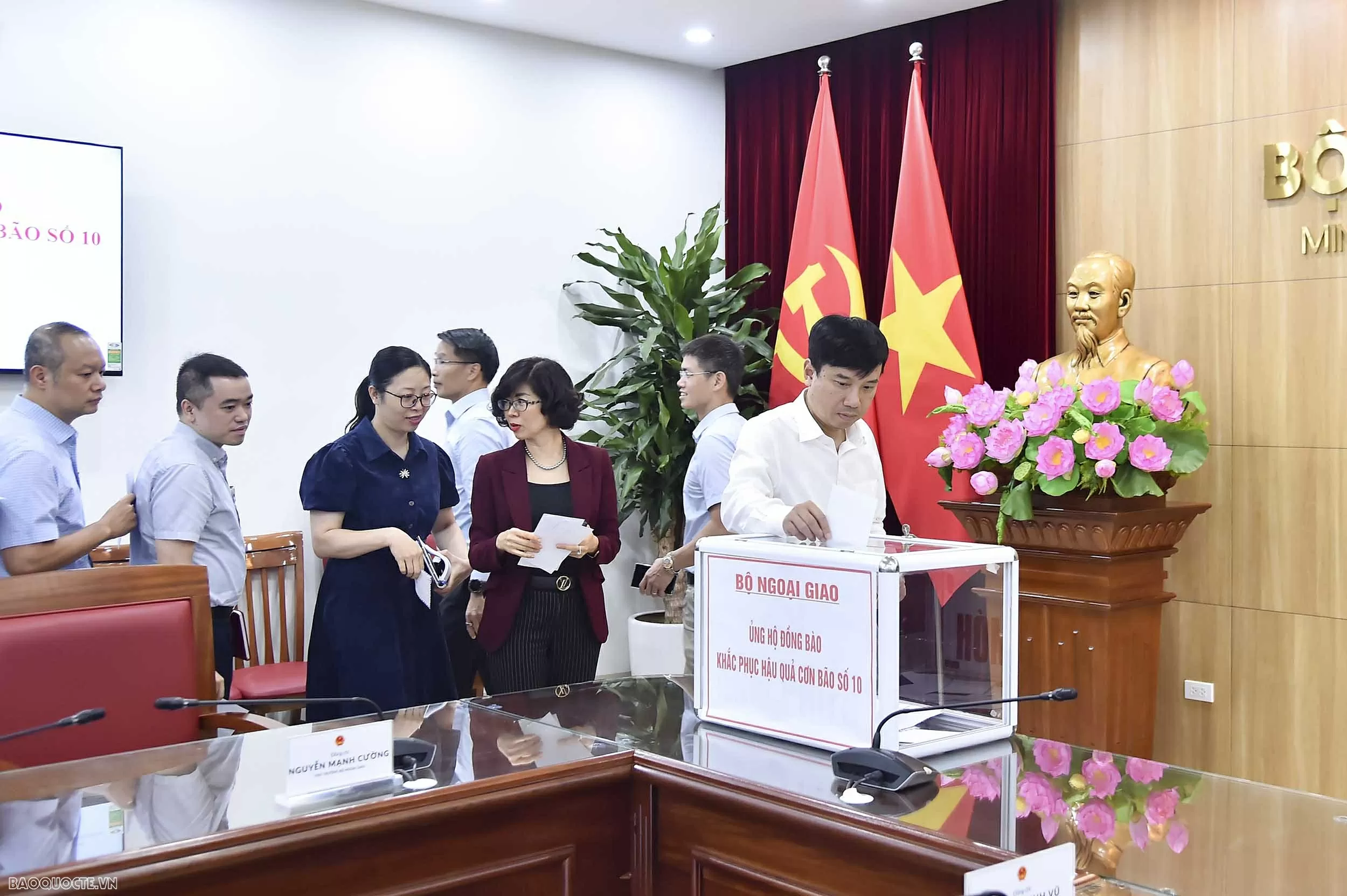 Bộ Ngoại giao phát động quyên góp ủng hộ đồng bào vùng bão số 10