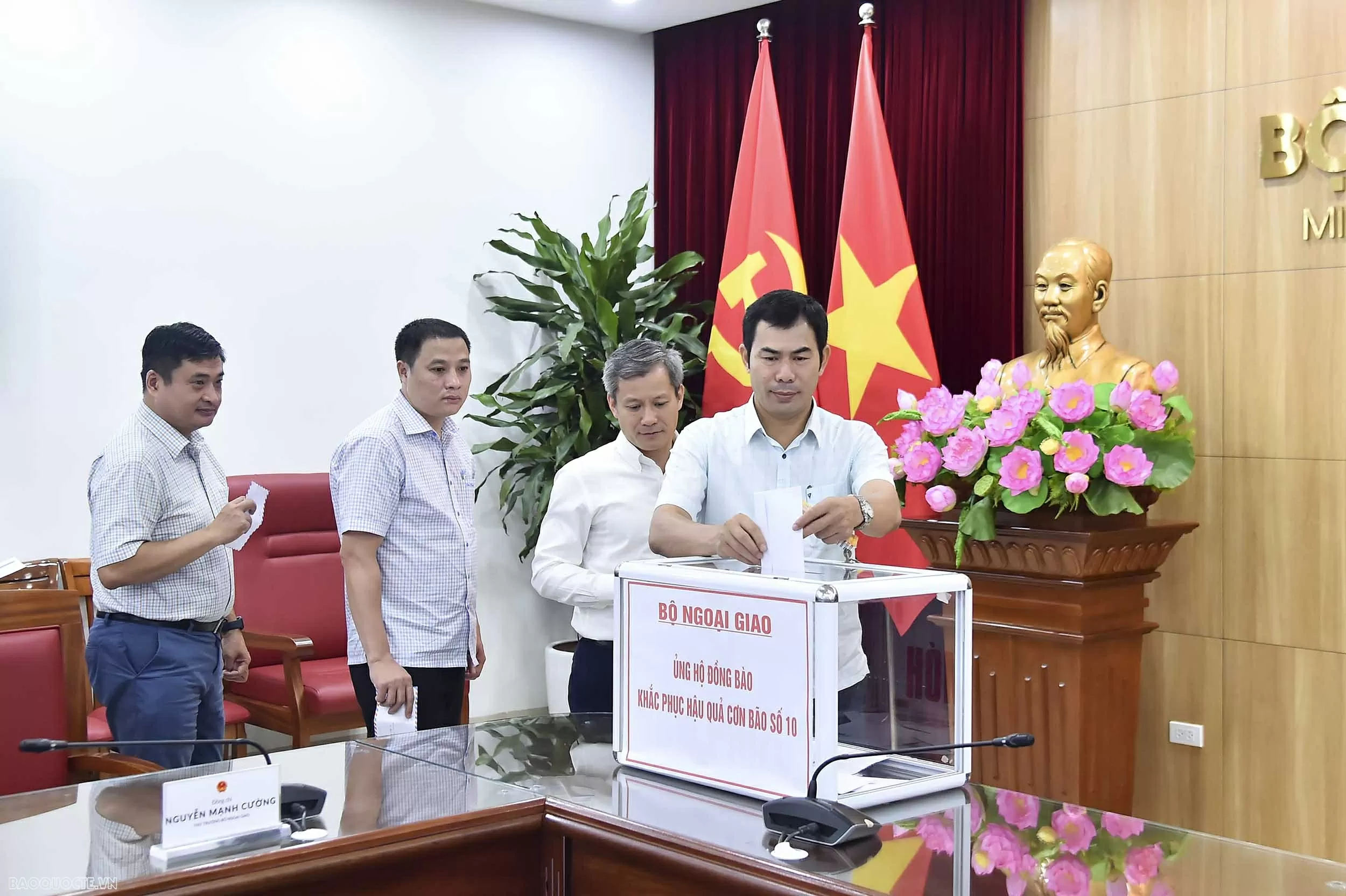 Bộ Ngoại giao phát động quyên góp ủng hộ đồng bào vùng bão số 10
