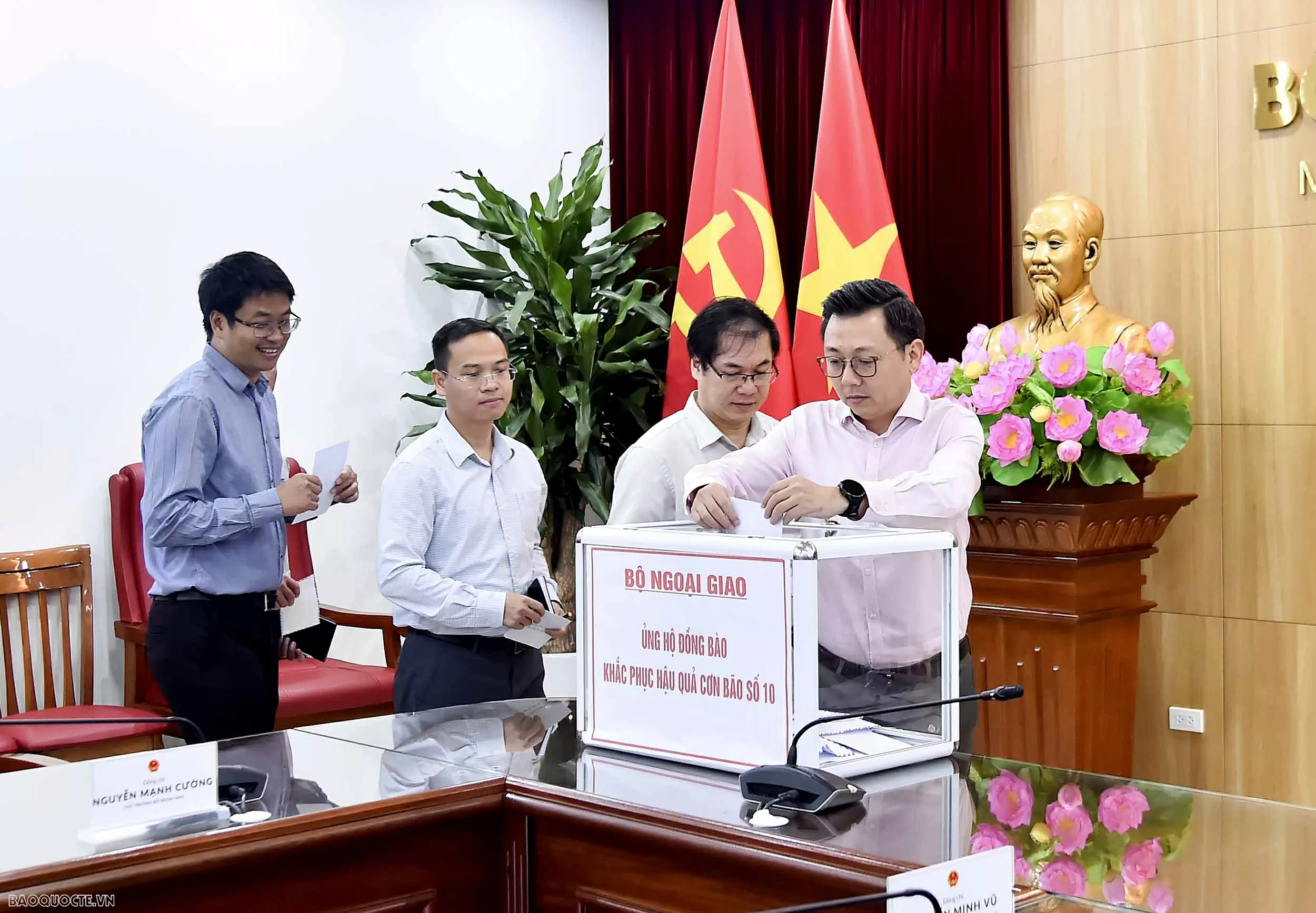 Bộ Ngoại giao phát động quyên góp ủng hộ đồng bào vùng bão số 10