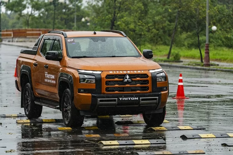 Mitsubishi Triton – mẫu bán tải chủ lực của hãng tiếp tục nhận được mức hỗ trợ lệ phí trước bạ hấp dẫn. Mitsubishi Triton – mẫu bán tải chủ lực của hãng tiếp tục nhận được mức hỗ trợ lệ phí trước bạ hấp dẫn.