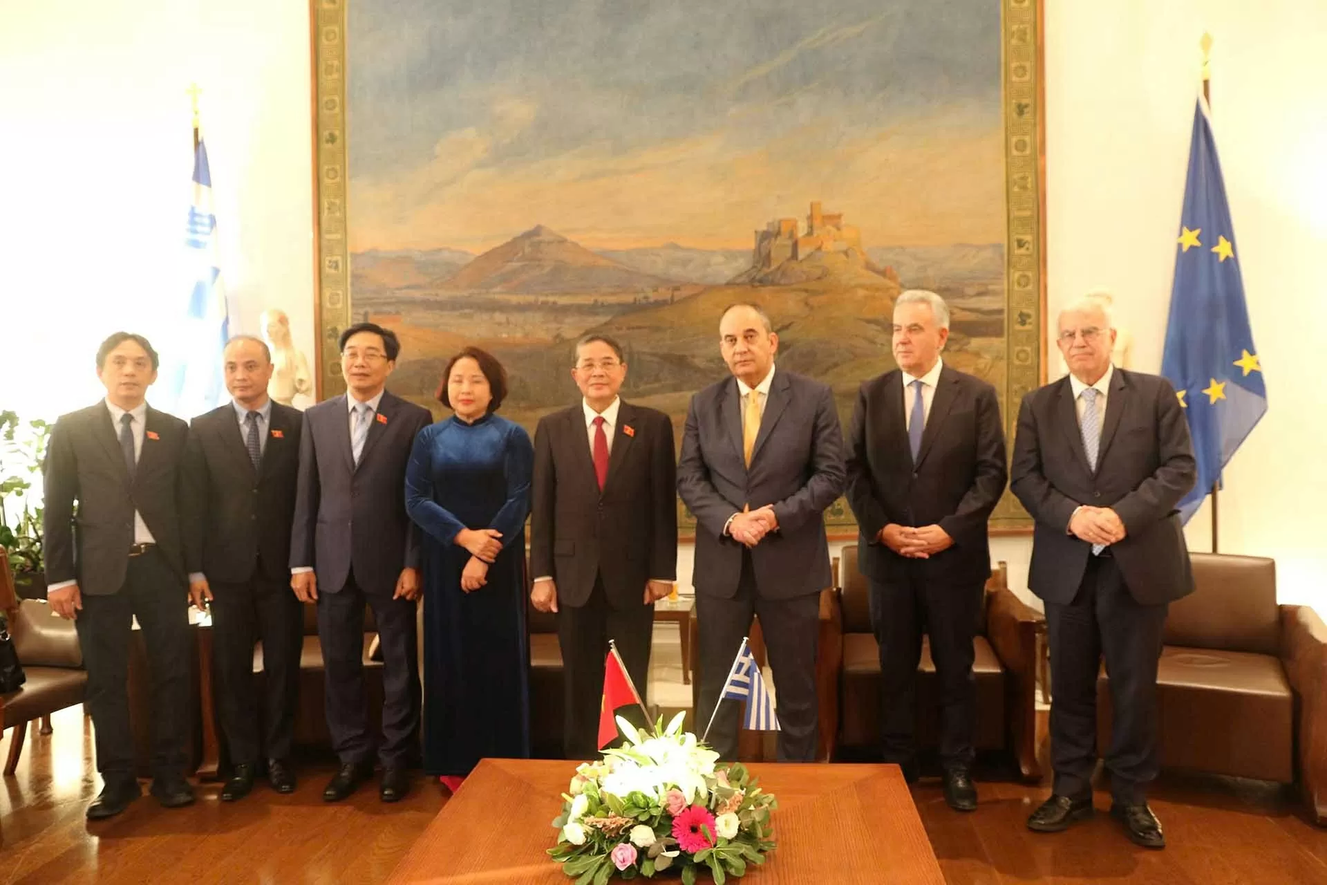 Việt Nam luôn coi trọng phát triển quan hệ hữu nghị và hợp tác nhiều mặt với Hy Lạp Việt Nam luôn coi trọng phát triển quan hệ hữu nghị và hợp tác nhiều mặt với Hy Lạp