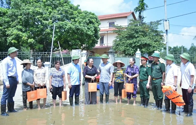 Các đồng chí lãnh đạo tỉnh, xã Tam Giang tặng quà, động viên người dân thôn Đồng Nhân.