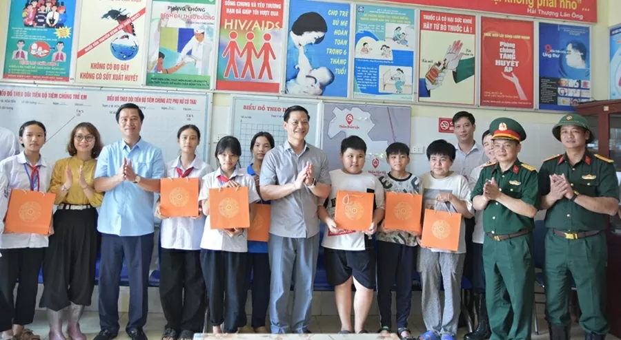 Các đồng chí lãnh đạo tỉnh tặng quà các em học sinh đang tạm trú tại Trạm Y tế Hòa Tiến (xã Tam Giang).