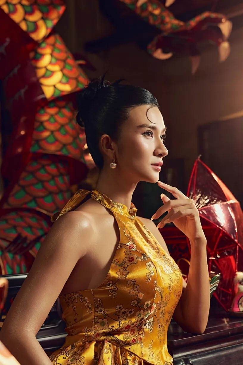 NSƯT Kim Tuyến cho biết, cô thích mặc áo dài và xiêm y lấy cảm hứng từ trang phục truyền thống vào các dịp lễ Tết. Mùa Trung thu này, cô chọn loạt thiết kế cách điệu từ áo yếm, váy đụp của phụ nữ Bắc Bộ xưa.