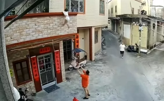 Bé trai 3 tuổi rơi từ ban công tầng 2 được cứu sống thần kỳ