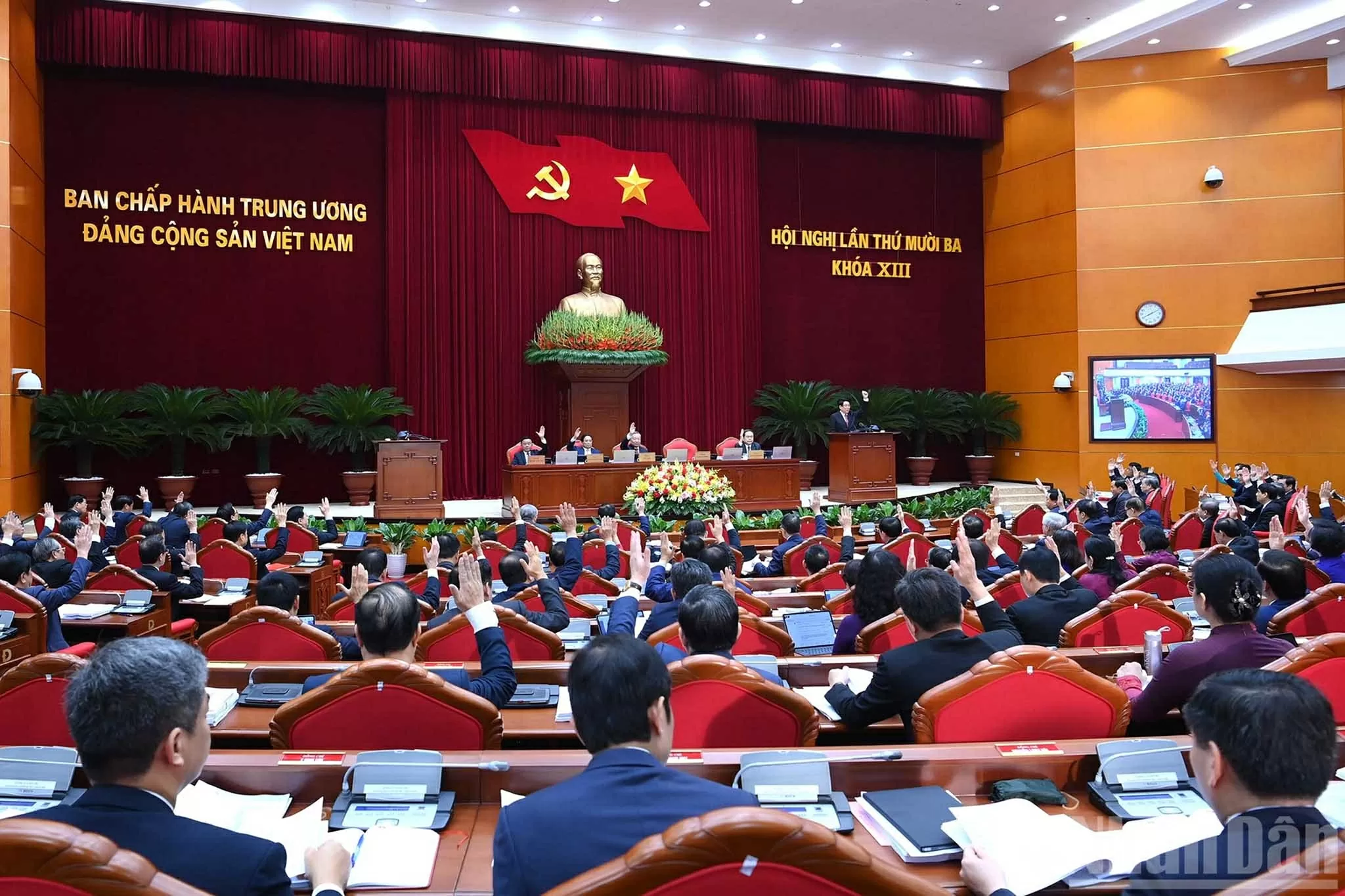 Trung ương biểu quyết thông qua chương trình Hội nghị. (Nguồn: Báo Nhân dân)