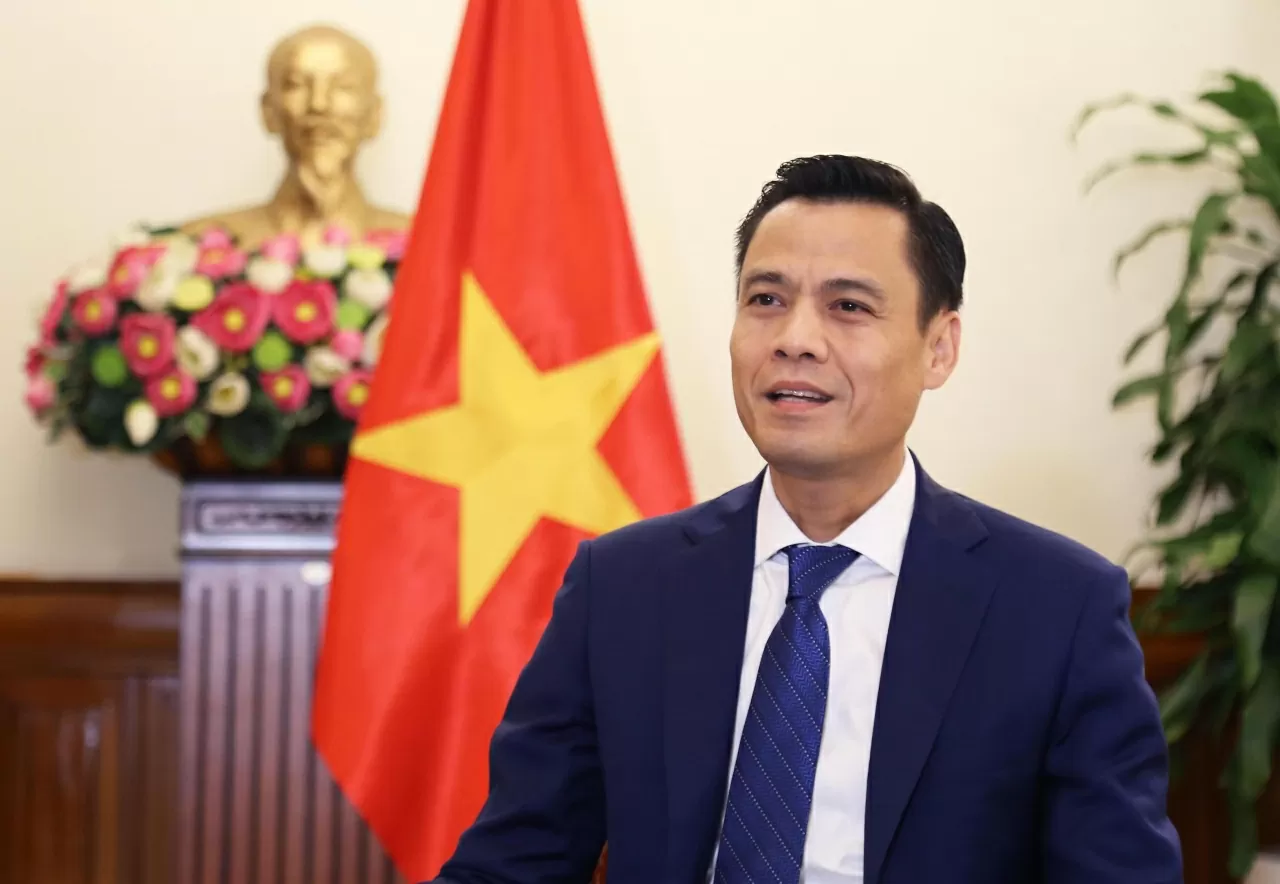 Thứ trưởng Ngoại giao Đặng Hoàng Giang trả lời phỏng vấn báo chí. (Ảnh: Thành Long) Thứ trưởng Ngoại giao Đặng Hoàng Giang trả lời phỏng vấn báo chí. (Ảnh: Thành Long)