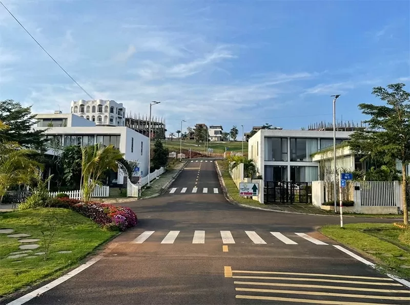 Nội khu dự án nghỉ dưỡng Sun Valley với hạ tầng đồng bộ và không gian cảnh quan thoáng mát.