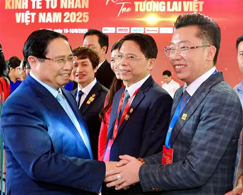 Khoảnh khắc ông Lê Đức Hưng gặp gỡ và giao lưu cùng Thủ tướng Phạm Minh Chính tại Diễn đàn Kinh tế tư nhân Việt Nam 2025 Khoảnh khắc ông Lê Đức Hưng gặp gỡ và giao lưu cùng Thủ tướng Phạm Minh Chính tại Diễn đàn Kinh tế tư nhân Việt Nam 2025