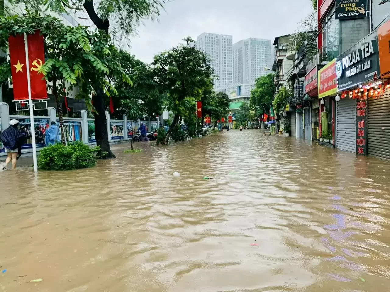 Mưa lớn dồn dập sáng 7/10, những điểm có nguy cơ ngập úng tại Hà Nội Mưa lớn dồn dập sáng 7/10, những điểm có nguy cơ ngập úng tại Hà Nội