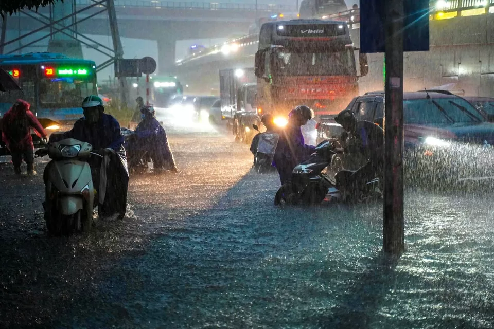 Mưa lớn kéo dài từ đêm đến sáng, người Hà Nội di chuyển khó khăn trên các tuyến phố ngập sâu giờ cao điểm