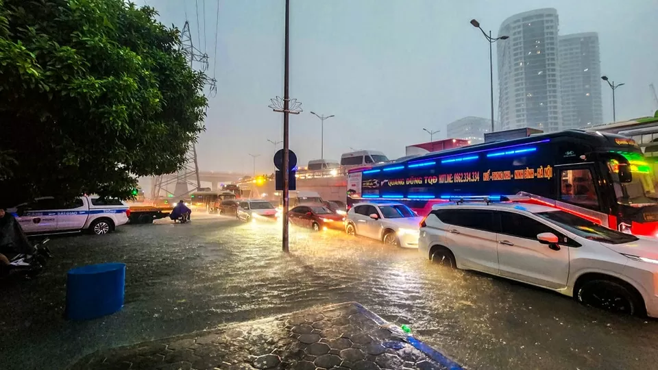 Mưa lớn kéo dài từ đêm đến sáng, người Hà Nội di chuyển khó khăn trên các tuyến phố ngập sâu giờ cao điểm