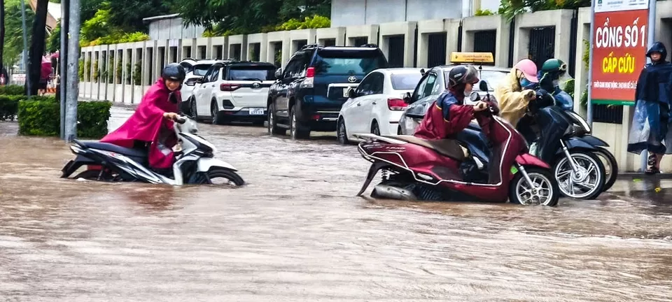 Mưa lớn kéo dài từ đêm đến sáng, người Hà Nội di chuyển khó khăn trên các tuyến phố ngập sâu giờ cao điểm
