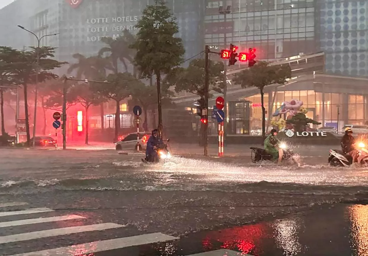 Tại khu vực Lotte Liễu Giai, từ sáng sớm nước đã ngập quá đầu gối. (Ảnh: Trọng Hải) Tại khu vực Lotte Liễu Giai, từ sáng sớm nước đã ngập quá đầu gối. (Ảnh: Trọng Hải)