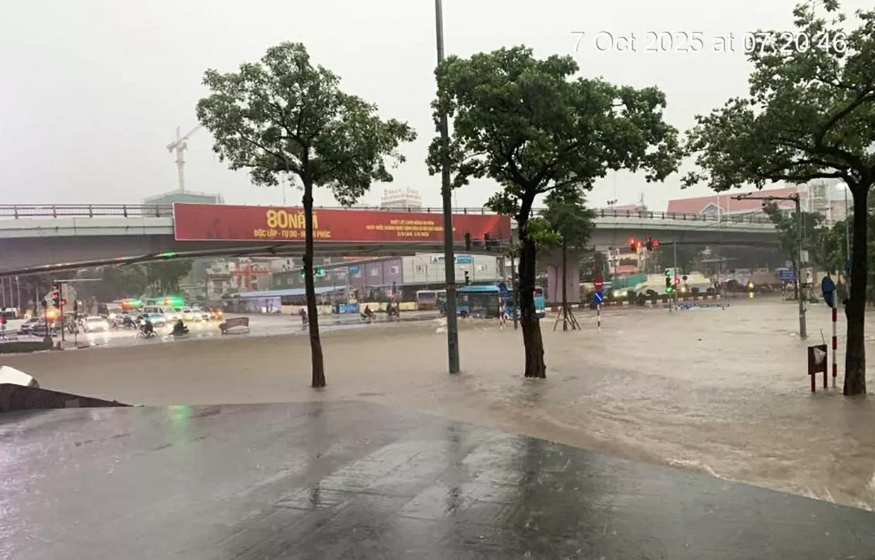 Tại khu vực Lotte Liễu Giai, từ sáng sớm nước đã ngập quá đầu gối. (Ảnh: Trọng Hải) Tại khu vực Lotte Liễu Giai, từ sáng sớm nước đã ngập quá đầu gối. (Ảnh: Trọng Hải)