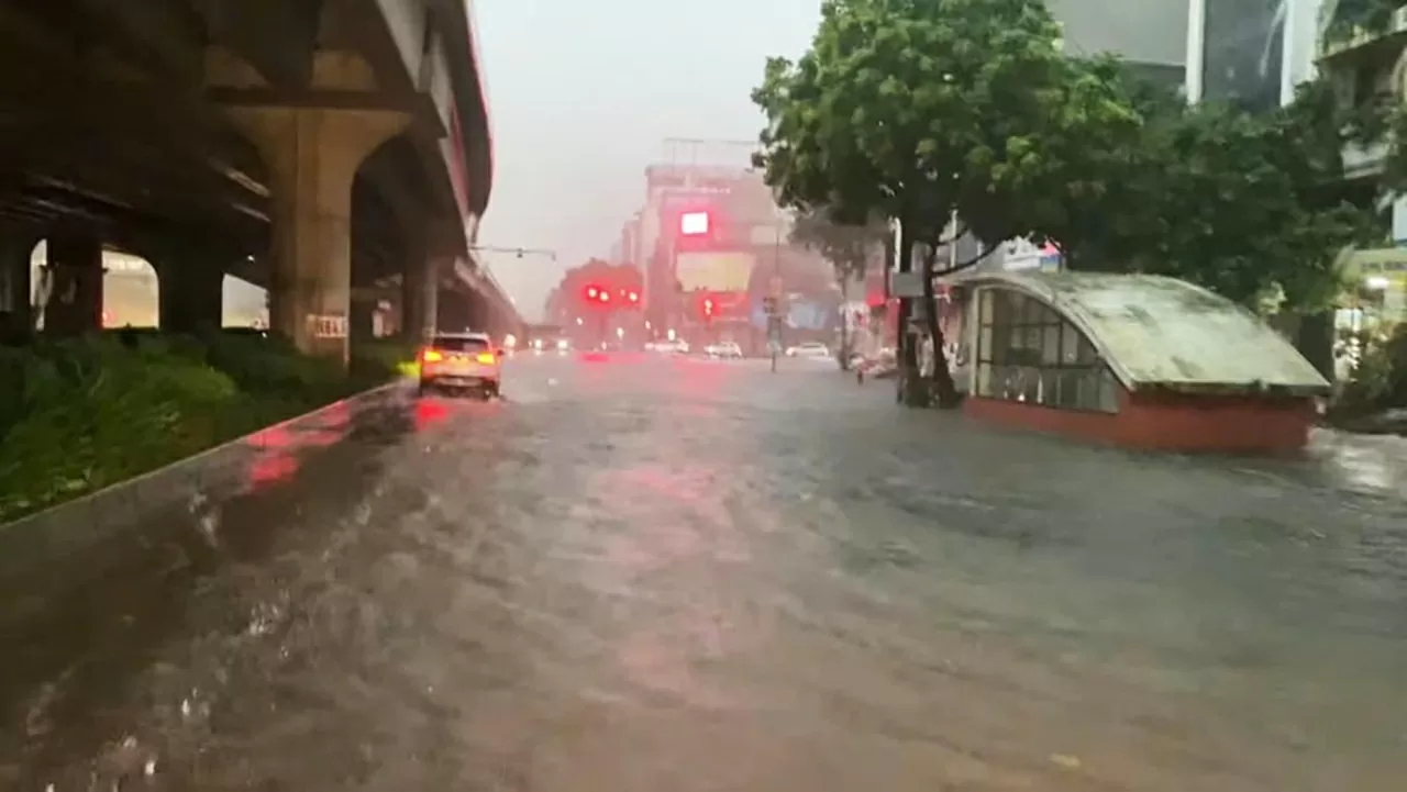 Rất nhiều tuyến phố ở Hà Nội khác như Đỗ Đức Dục, Khuất Duy Tiến ngập trong nước ở thời điểm sáng nay 7/10, Công an TP Hà Nội đề nghị người dân chủ động lựa chọn tuyến đường di chuyển phù hợp, đảm bảo an toàn khi tham gia giao thông trong điều kiện mưa gi