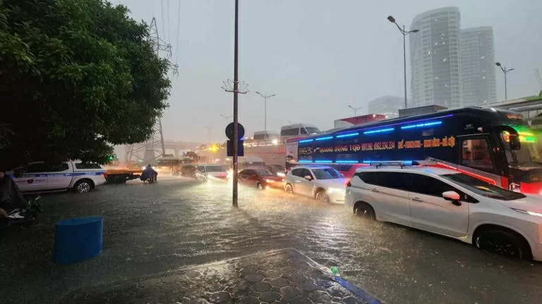 Trên tuyến đường Phạm Hùng, tình trạng ngập úng khiến nhiều ô tô không thể di chuyển, một số người dân đi xe máy đã phải dắt bộ. (Ảnh: Trọng Hải) Trên tuyến đường Phạm Hùng, tình trạng ngập úng khiến nhiều ô tô không thể di chuyển, một số người dân đi xe máy đã phải dắt bộ. (Ảnh: Trọng Hải)