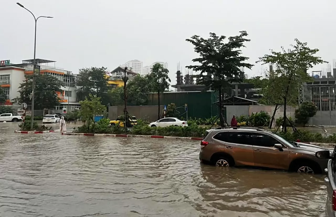 Rất nhiều tuyến phố ở Hà Nội khác như Đỗ Đức Dục, Khuất Duy Tiến ngập trong nước ở thời điểm sáng nay 7/10, Công an TP Hà Nội đề nghị người dân chủ động lựa chọn tuyến đường di chuyển phù hợp, đảm bảo an toàn khi tham gia giao thông trong điều kiện mưa gió, đường ngập úng. Đồng thời chấp hành sự điều tiết, phân luồng, hướng dẫn giao thông của lực lượng chức năng. Rất nhiều tuyến phố ở Hà Nội khác như Đỗ Đức Dục, Khuất Duy Tiến ngập trong nước ở thời điểm sáng nay 7/10, Công an TP Hà Nội đề nghị người dân chủ động lựa chọn tuyến đường di chuyển phù hợp, đảm bảo an toàn khi tham gia giao thông trong điều kiện mưa gió, đường ngập úng. Đồng thời chấp hành sự điều tiết, phân luồng, hướng dẫn giao thông của lực lượng chức năng.