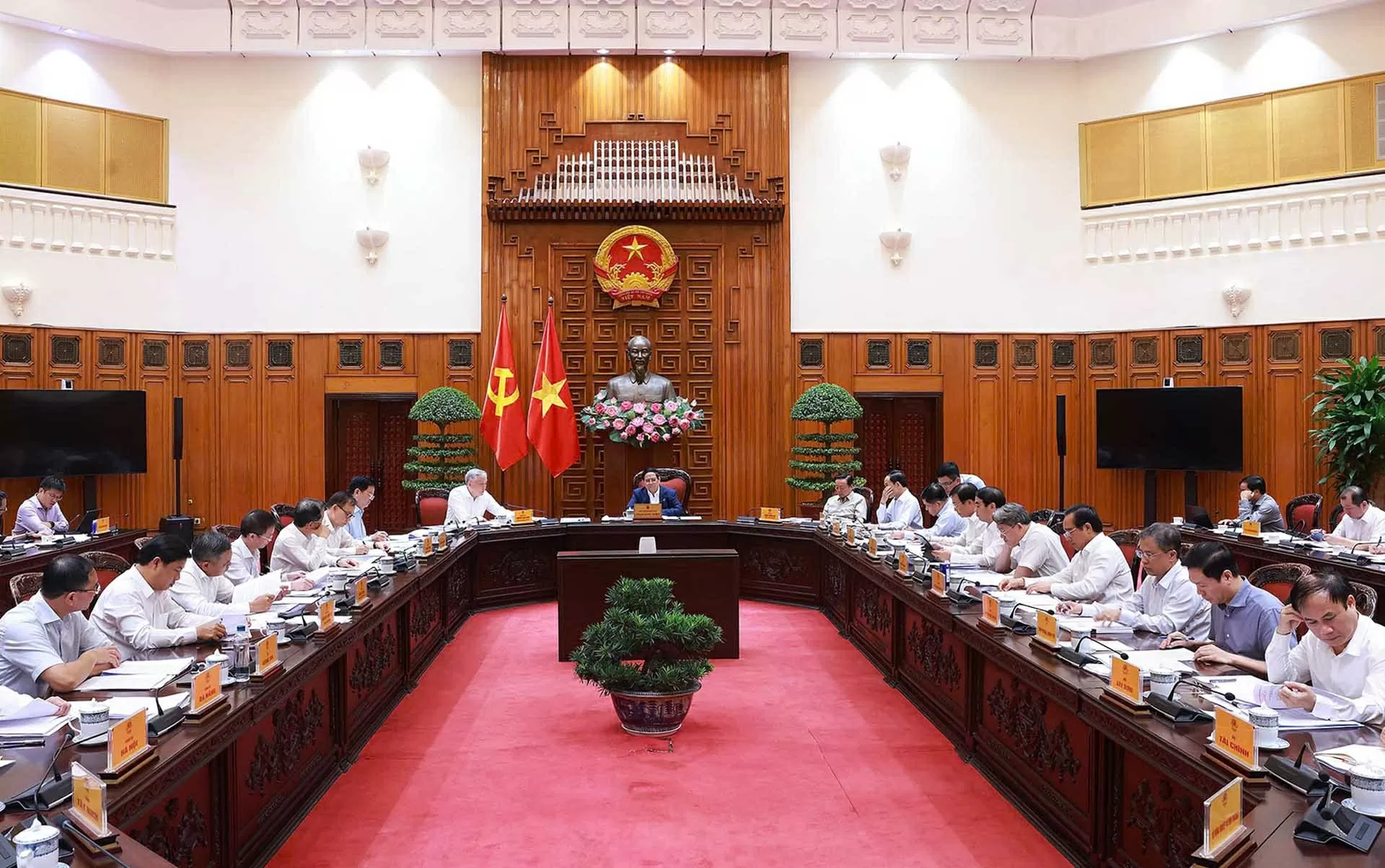 Thủ tướng chủ trì cuộc họp về sắp xếp đơn vị sự nghiệp công lập thuộc các bộ, ngành, địa phương