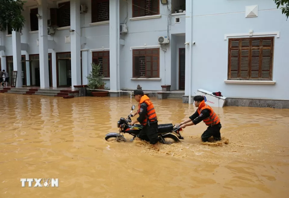 Mưa lớn diện rộng kéo dài, lực lượng chức năng tỉnh Cao Bằng hỗ trợ người dân trong bão lũ