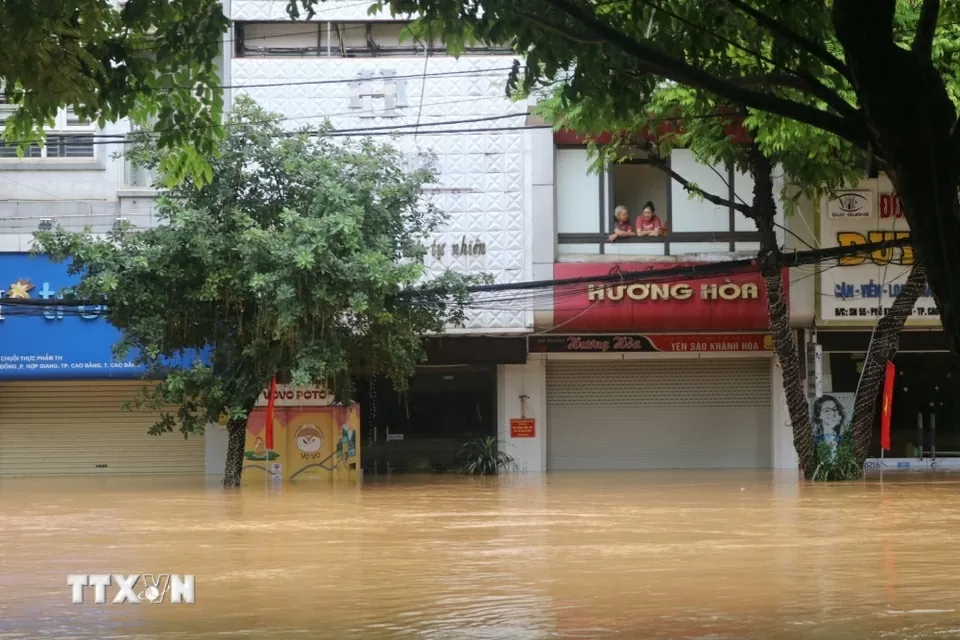 Nhiều tuyến phố thuộc phường Thục Phán (Cao Bằng) ngập sâu trong nước.