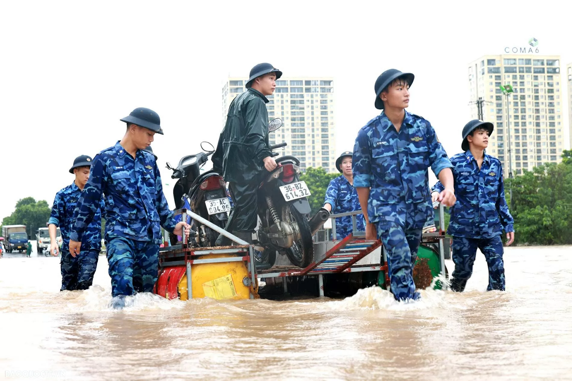 Lực lượng cảnh sát biển hỗ trợ người dân di chuyển qua vùng ngập sâu khu vực cầu Ngà