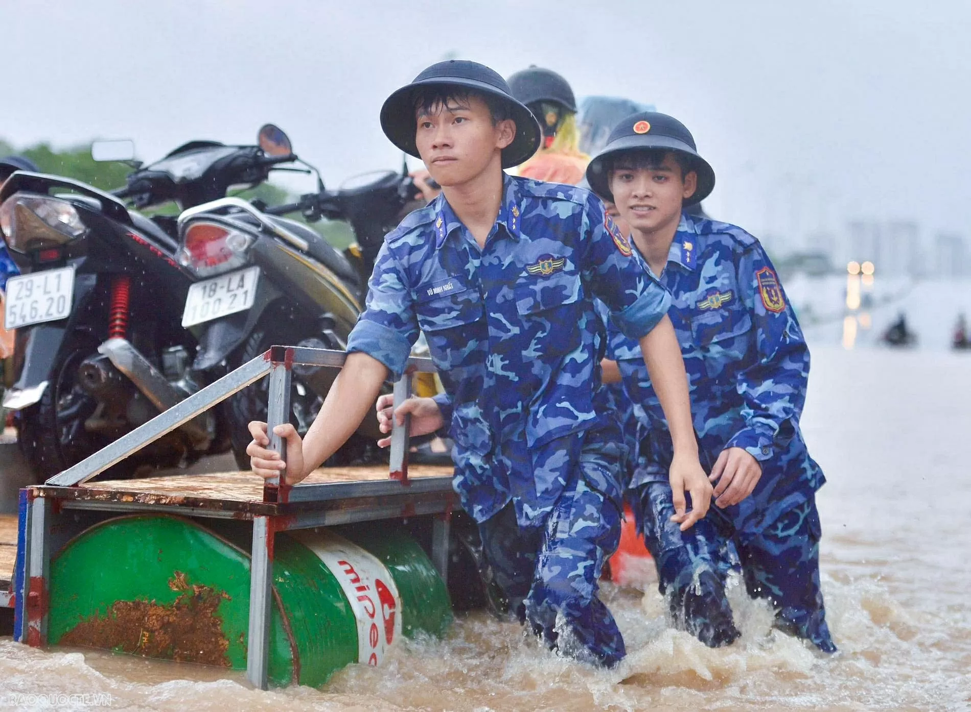 Lực lượng cảnh sát biển hỗ trợ người dân di chuyển qua vùng ngập sâu khu vực cầu Ngà