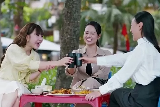 Diễn viên Việt Hoa thời trang sơ mi dáng rộng, quần jean năng động trong phim 'Gió ngang khoảng trời xanh' Diễn viên Việt Hoa thời trang sơ mi dáng rộng, quần jean năng động trong phim 'Gió ngang khoảng trời xanh'
