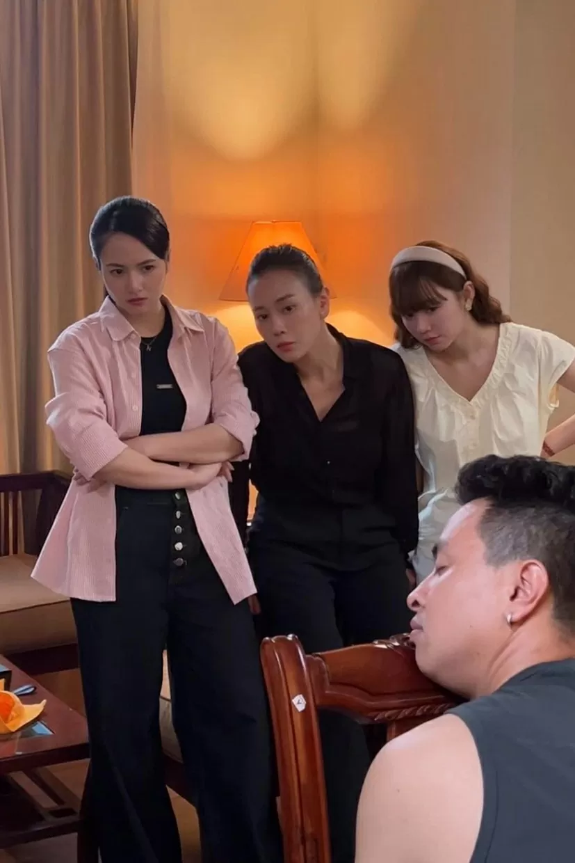 Diễn viên Việt Hoa thời trang sơ mi dáng rộng, quần jean năng động trong phim 'Gió ngang khoảng trời xanh' Diễn viên Việt Hoa thời trang sơ mi dáng rộng, quần jean năng động trong phim 'Gió ngang khoảng trời xanh'