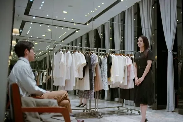 Diễn viên Việt Hoa thời trang sơ mi dáng rộng, quần jean năng động trong phim 'Gió ngang khoảng trời xanh' Diễn viên Việt Hoa thời trang sơ mi dáng rộng, quần jean năng động trong phim 'Gió ngang khoảng trời xanh'