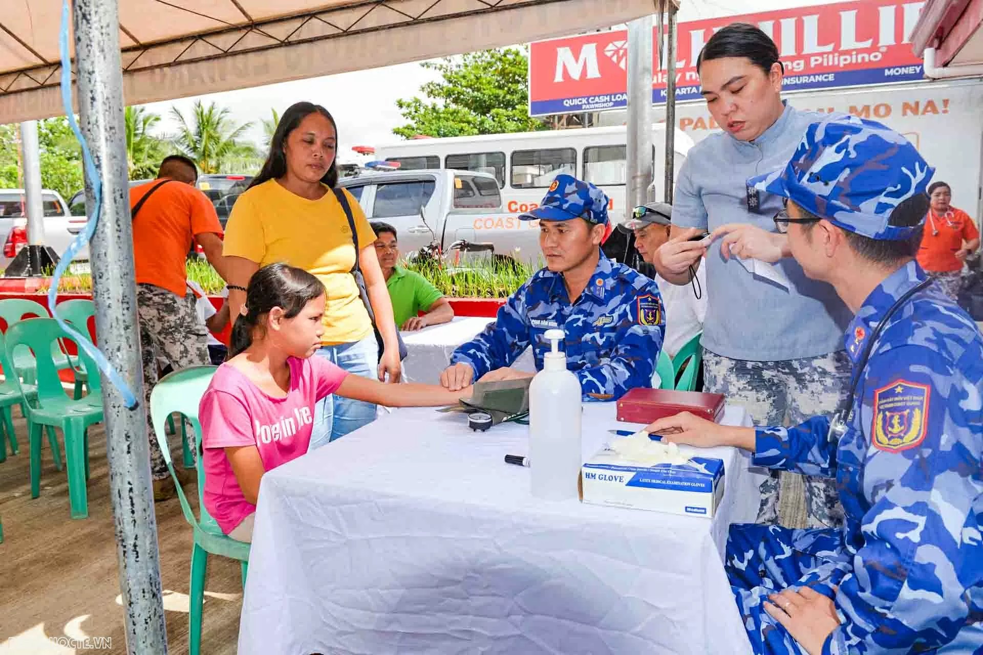 Cán bộ quân y Cảnh sát biển Việt Nam thực hiện khám bệnh cho người dân vùng bị động đất Philippines. Ảnh: Chu Anh. Cán bộ quân y Cảnh sát biển Việt Nam thực hiện khám bệnh cho người dân vùng bị động đất Philippines. Ảnh: Chu Anh.