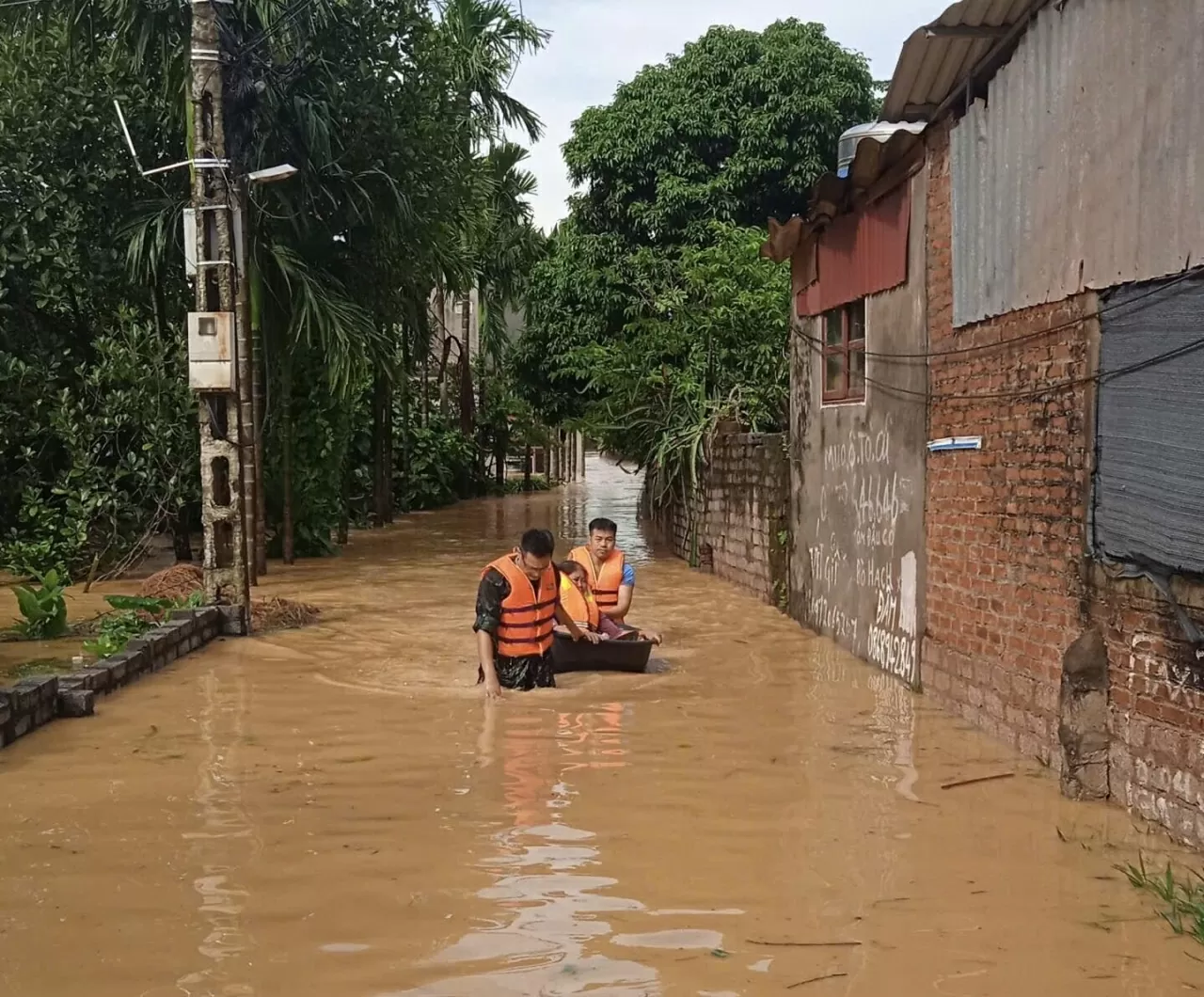 Bắc Ninh: Nhiều xã ngập úng cục bộ, nỗ lực bảo đảm an toàn cho người và tài sản Bắc Ninh: Nhiều xã ngập úng cục bộ, nỗ lực bảo đảm an toàn cho người và tài sản