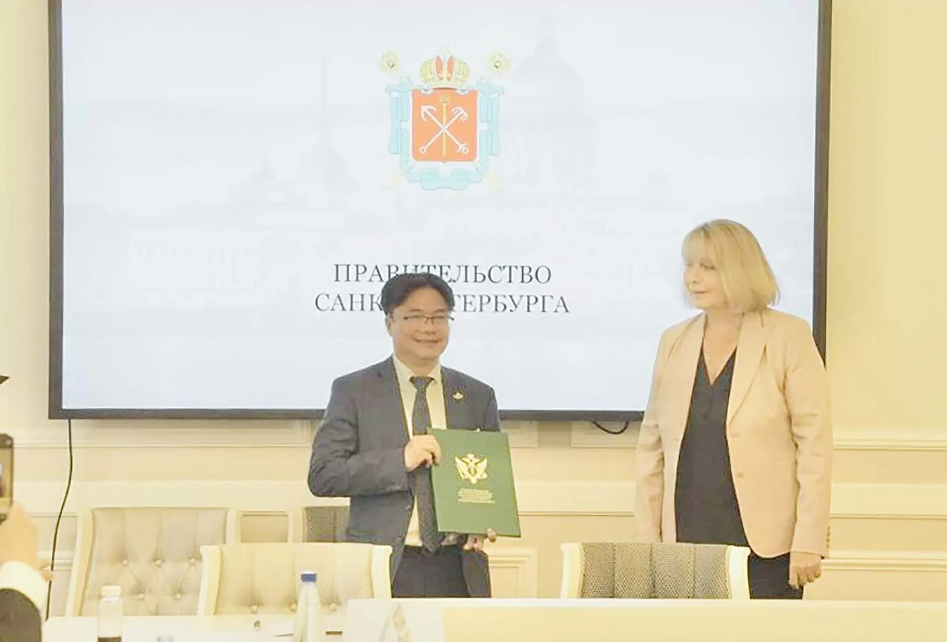 Chủ tịch Hội người Việt Nam tại Saint Petersburg Dương Chí Kiên thay mặt cộng đồng nhận Giấy chứng nhận Đăng ký quốc gia tổ chức xã hội văn hóa phi lợi nhuận từ chính quyền thành phố. (Nguồn: Hội người Việt Nam tại Saint Petersburg)