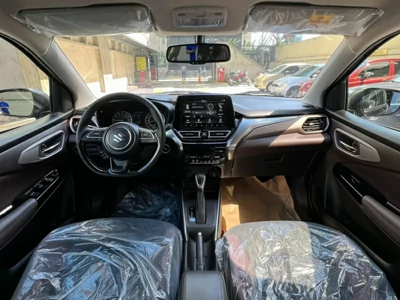 Suzuki Fronx có các tiện nghi hiện đại như nút bấm khởi động và vô-lăng tích hợp lẫy chuyển số, mang lại trải nghiệm lái tiện lợi và thể thao hơn.