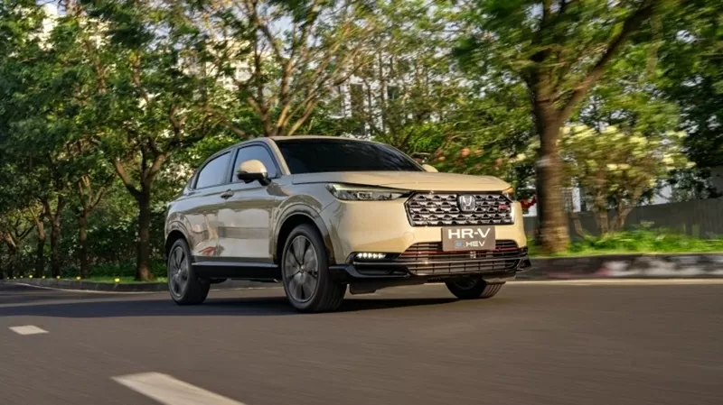 Mẫu xe hybrid Honda HR-V e:HEV RS được giảm 50% phí trước bạ, kèm theo một năm bảo hiểm thân xe chính hãng. Mẫu xe hybrid Honda HR-V e:HEV RS được giảm 50% phí trước bạ, kèm theo một năm bảo hiểm thân xe chính hãng.