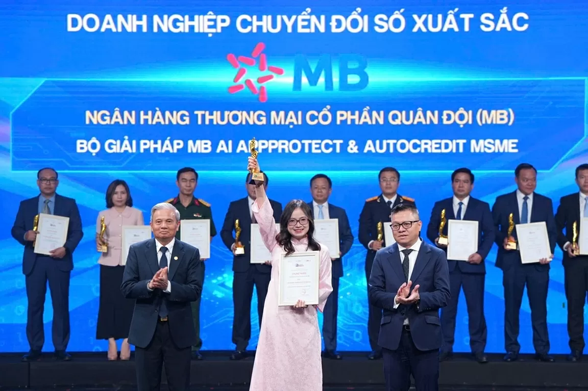 Đại diện MB, bà Phạm Thị Kim Phượng – Giám đốc dự án Nhà máy số Doanh nghiệp lên nhận giải thưởng.