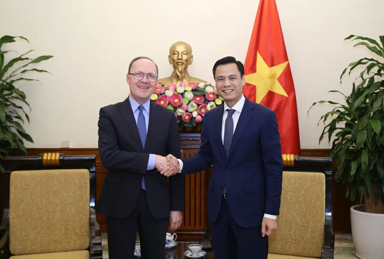 Le vice-ministre vietnamien des Affaires étrangères, Dang Hoang Giang (à droite), et l’ambassadeur de Russie au Vietnam, Gennady Bezdetko, le 9 octobre à Hanoï. Photo : baoquocte.vn