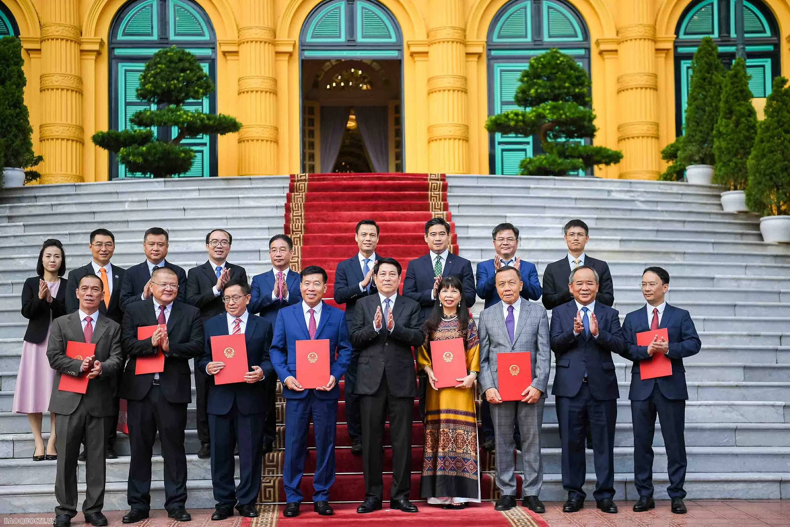 Chủ tịch nước Lương Cường trao quyết định phong hàm Đại sứ và bổ nhiệm Đại Chủ tịch nước Lương Cường trao quyết định phong hàm và bổ nhiệm Đại sứ