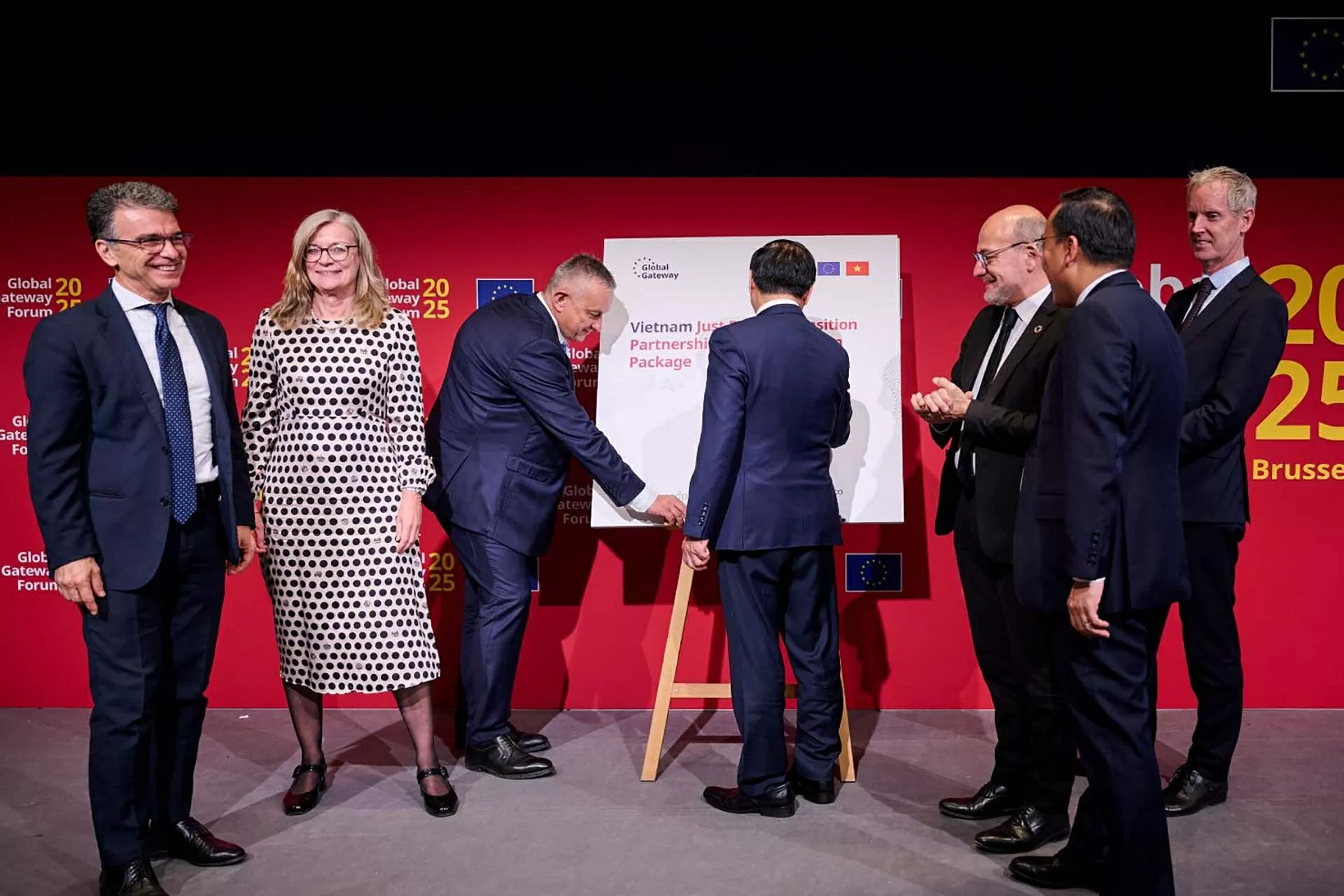 Deputy PM Bui Thanh Son attends the high-level discussion at the 2nd Global Gateway Forum in Brussels Deputy PM Bui Thanh Son attends the high-level discussion at the 2nd Global Gateway Forum in Brussels