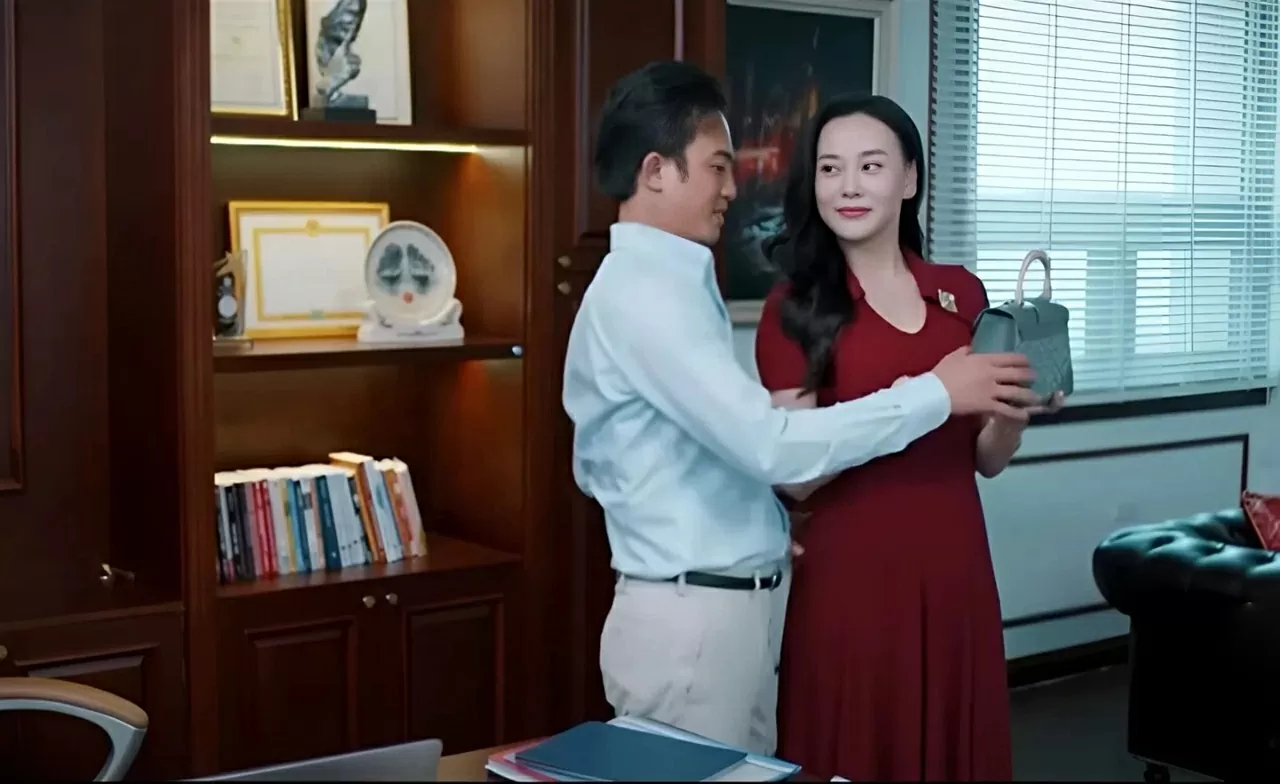 Hình ảnh chiếc túi xách hàng hiệu đồng hành cùng diễn viên Phương Oanh qua các tập phim Gió ngang khoảng trời xanh